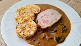 Špikovaná vepřová pečeně na houbách s karlovarským knedlíkem