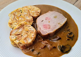 Špikovaná vepřová pečeně na houbách s karlovarským knedlíkem