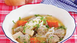 Tažený hovězí vývar s domácími nudlemi