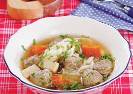 Tažený hovězí vývar s domácími nudlemi