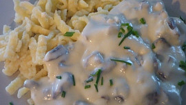 Těstoviny se sýrovou omáčkou s houbami