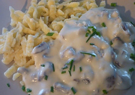 Těstoviny se sýrovou omáčkou s houbami
