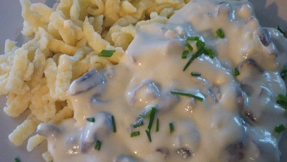 Těstoviny se sýrovou omáčkou s houbami