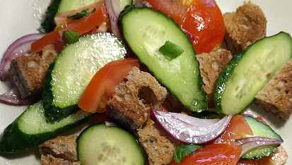 Zamilovaná Panzanella s kapary