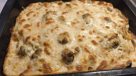 Zapečená brokolice s bramborami, sýrem a smetanou