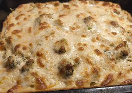 Zapečená brokolice s bramborami, sýrem a smetanou