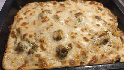 Zapečená brokolice s bramborami, sýrem a smetanou