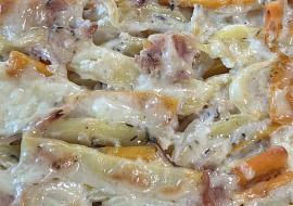 Gratinovaná dýně s bramborami (Nasypala jsem slaninu i navrch.)