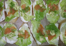 Mini chlebíčky s lučinovou pomazánkou a s uzeným lososem