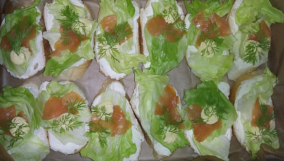 Mini chlebíčky s lučinovou pomazánkou a s uzeným lososem