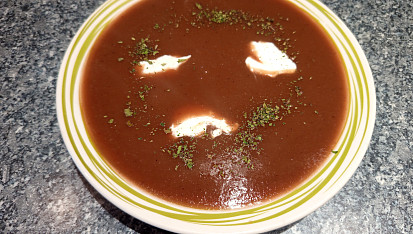 Polévka z předvařené červené řepy