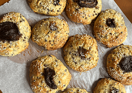 Bulky z čočky a balkánského sýru