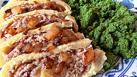 Bramborový závin s uzeným masem