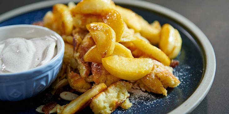 Císařský trhanec s karamelizovanými jablky podle Marka Fichtnera