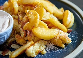 Císařský trhanec s karamelizovanými jablky podle Marka Fichtnera