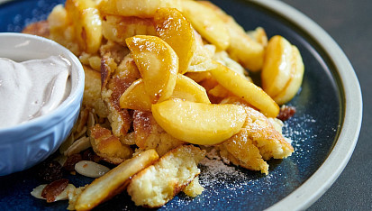 Císařský trhanec s karamelizovanými jablky podle Marka Fichtnera