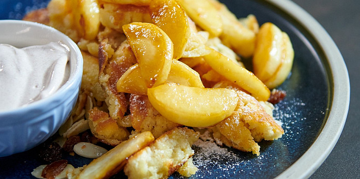 Císařský trhanec s karamelizovanými jablky podle Marka Fichtnera