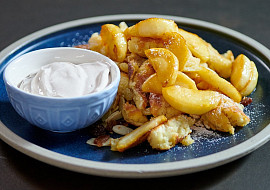 Císařský trhanec s karamelizovanými jablky podle Marka Fichtnera