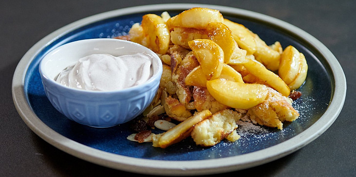 Císařský trhanec s karamelizovanými jablky podle Marka Fichtnera