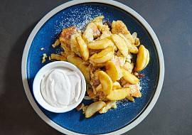 Císařský trhanec s karamelizovanými jablky podle Marka Fichtnera