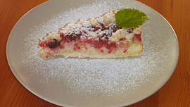 Drobenkový koláč s ovocem a posypkou