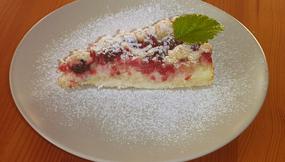 Drobenkový koláč s ovocem a posypkou