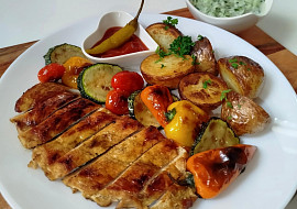 Grilovaný kuřecí steak se zeleninou a dipem