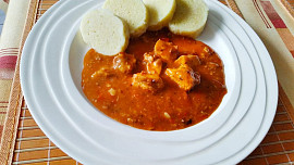 Guláš z kuřecích stehen s paprikou a rajčaty