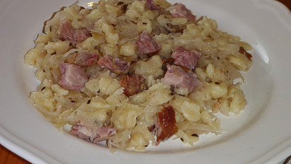 Halušky se zelím a uzeným masem