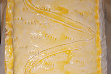 Přikryté druhým těstem a potřený vajíčkem s mlékem