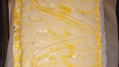 Opilé řezy z listového těsta, Přikryté druhým těstem a potřený vajíčkem s mlékem