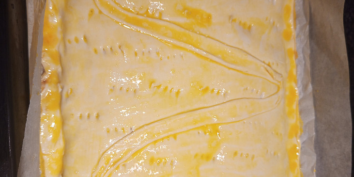 Opilé řezy z listového těsta (Přikryté druhým těstem a potřený vajíčkem s mlékem)