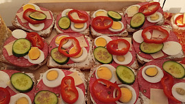 Rychlá pomazánka na chlebíčky z několika druhů sýrů