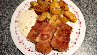 Smažená niva s domácím majonézovým dipem, Smažená Niva, pečené brambory a dip