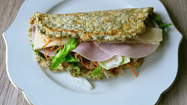 Plněná tvarohová tortilla bez mouky (vhodná pro diabetiky s nízkosacharidovou stravou)