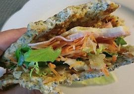 Plněná tvarohová tortilla bez mouky (vhodná pro diabetiky s nízkosacharidovou stravou)