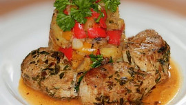 Vepřová panenka s bylinkami, pečenými bramborami a zeleninou