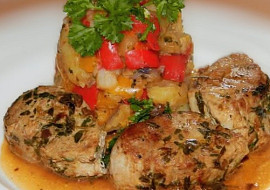 Vepřová panenka s bylinkami, pečenými bramborami a zeleninou