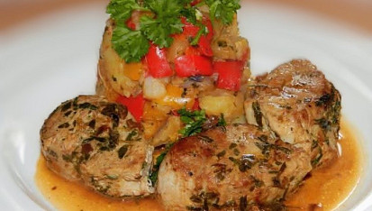 Vepřová panenka s bylinkami, pečenými bramborami a zeleninou