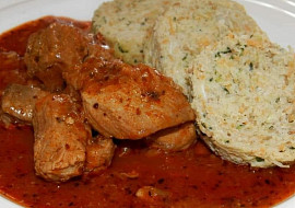 Vepřové maso a zeleninový knedlík (vhodné pro diabetiky a dělenou stravu)