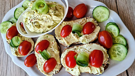 Avokádová pomazánka s česnekem a vejci