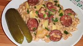 Bramborová tarhoňa s klobásou