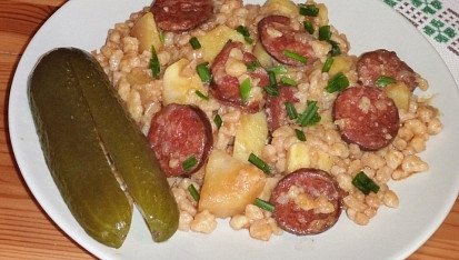 Bramborová tarhoňa s klobásou