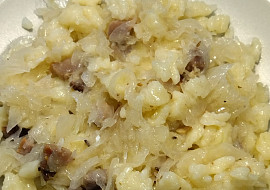 Bramborové halušky se zelím a uzeným