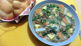 Bramborovo-čočková polévka s houbami