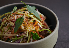 Kedlubnový salát podle Khanha Taa