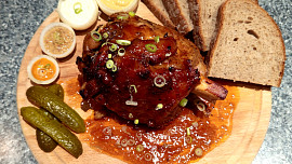 Naložené, marinované a pečené koleno