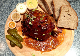 Naložené, marinované a pečené koleno