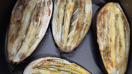 Pečený lilek s česnekem