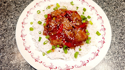 Rychlé kuřecí nudličky se zeleninou ve sladkokyselé omáčce